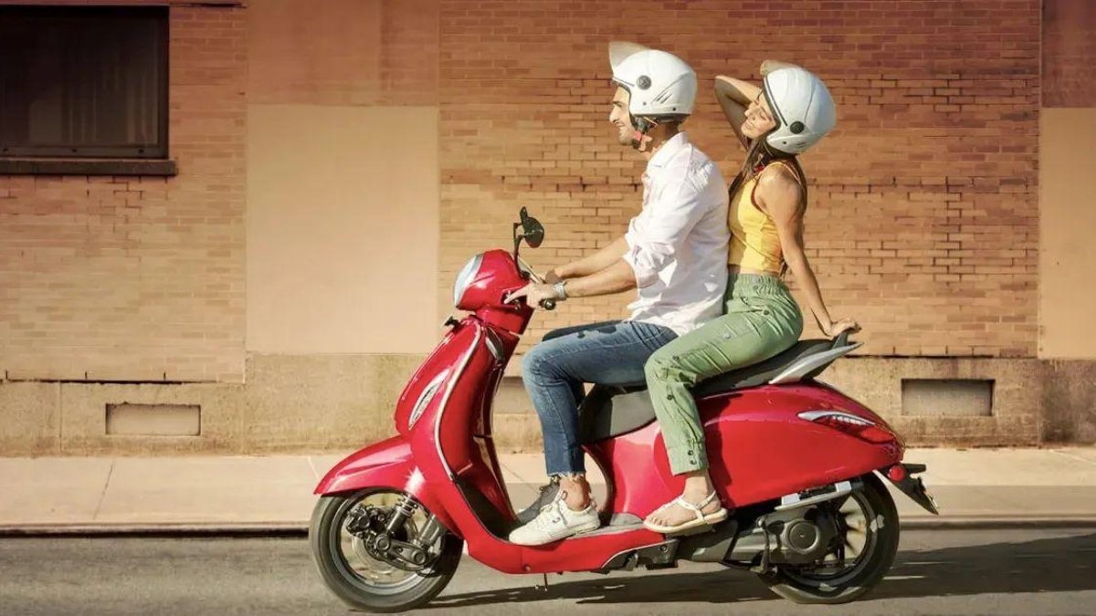 Bajaj Chetak: शानदार लुक, दमदार रेंज और स्मार्ट फीचर्स के साथ इलेक्ट्रिक स्कूटर की दुनिया में खास पहचान 1 Bajaj Chetak