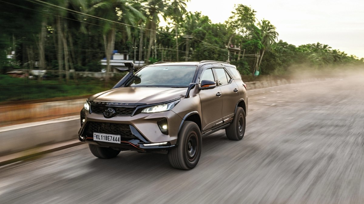 Toyota Fortuner: दमदार SUV का दबदबा कायम, लग्जरी लुक और ऑफ-रोडिंग पावर के साथ जानिए इसकी खासियतें 2 Toyota Fortuner
